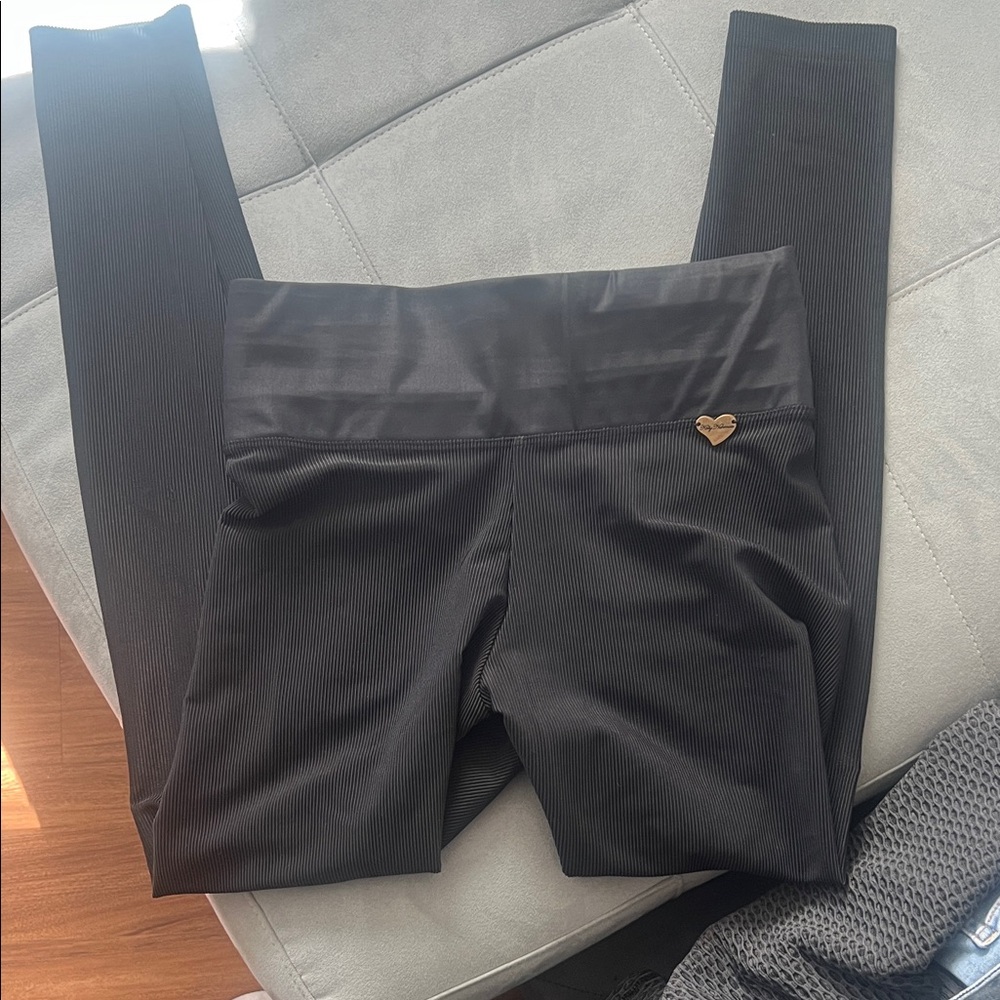 Cute Booty Lounge Black Ribbed High-Waist Leggings with Gold Heart